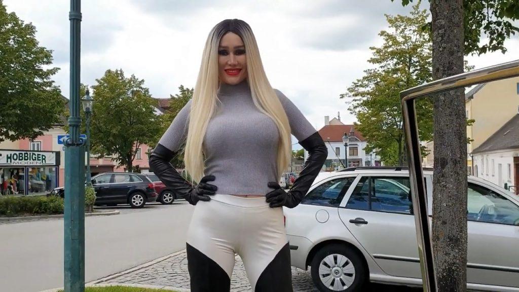 Granate – Walking in public, crotch high leather boots, Long leather gloves, high heels
