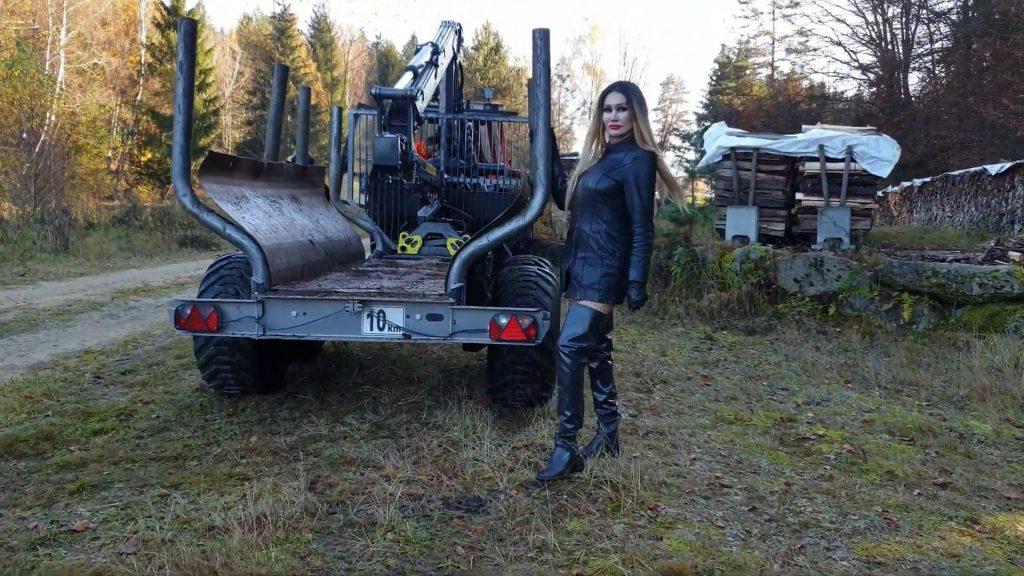Granate – walking, climbing a tractor, rubber thigh high boots, leather coat, long gloves