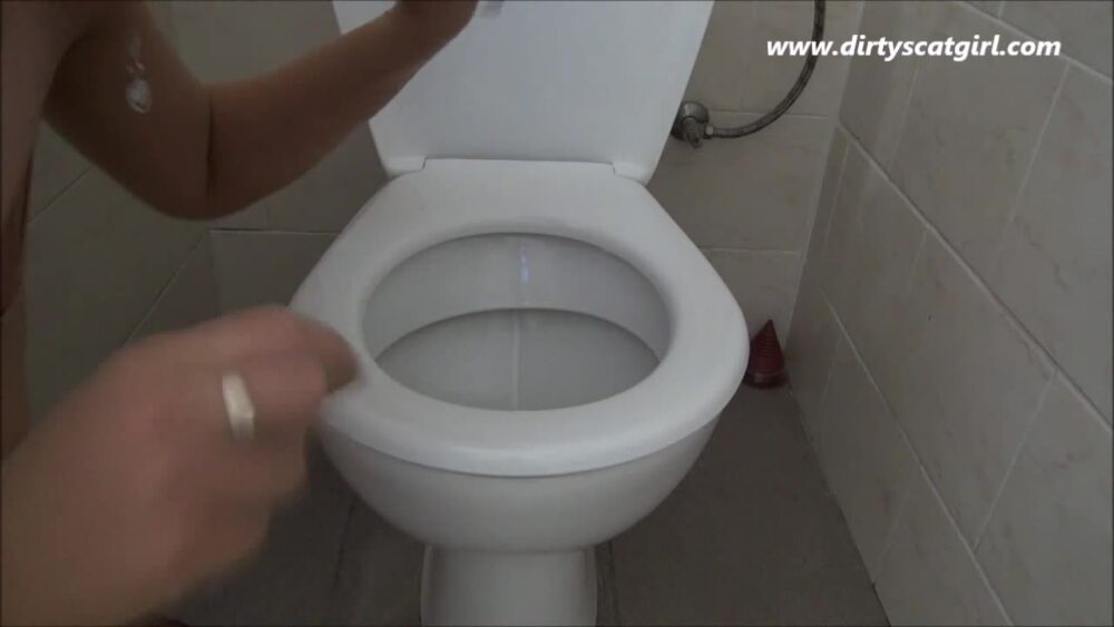 DirtyScatGirl – A Toilet Actions
