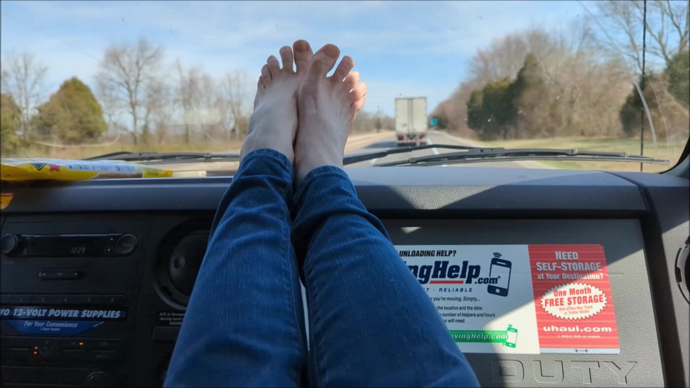 MoRinas Fetish Society in Feet on Dashboard of Moving Truck [4485558]