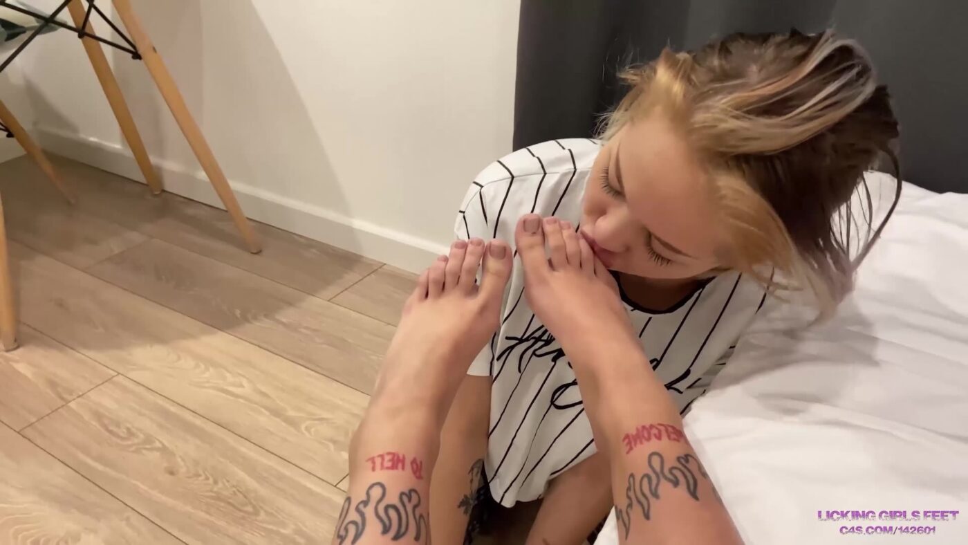 Karina – My Feet Shouldn’t Be Sweaty When You’re Near To Me (Hd) – Amateur Filming Licking Girls Feet