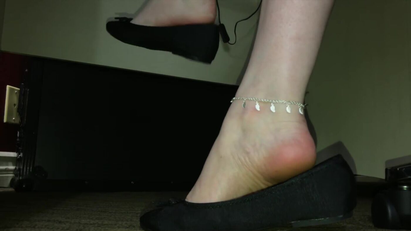 KittyBeGood – Candid Shoeplay Dangling Arches In Flats