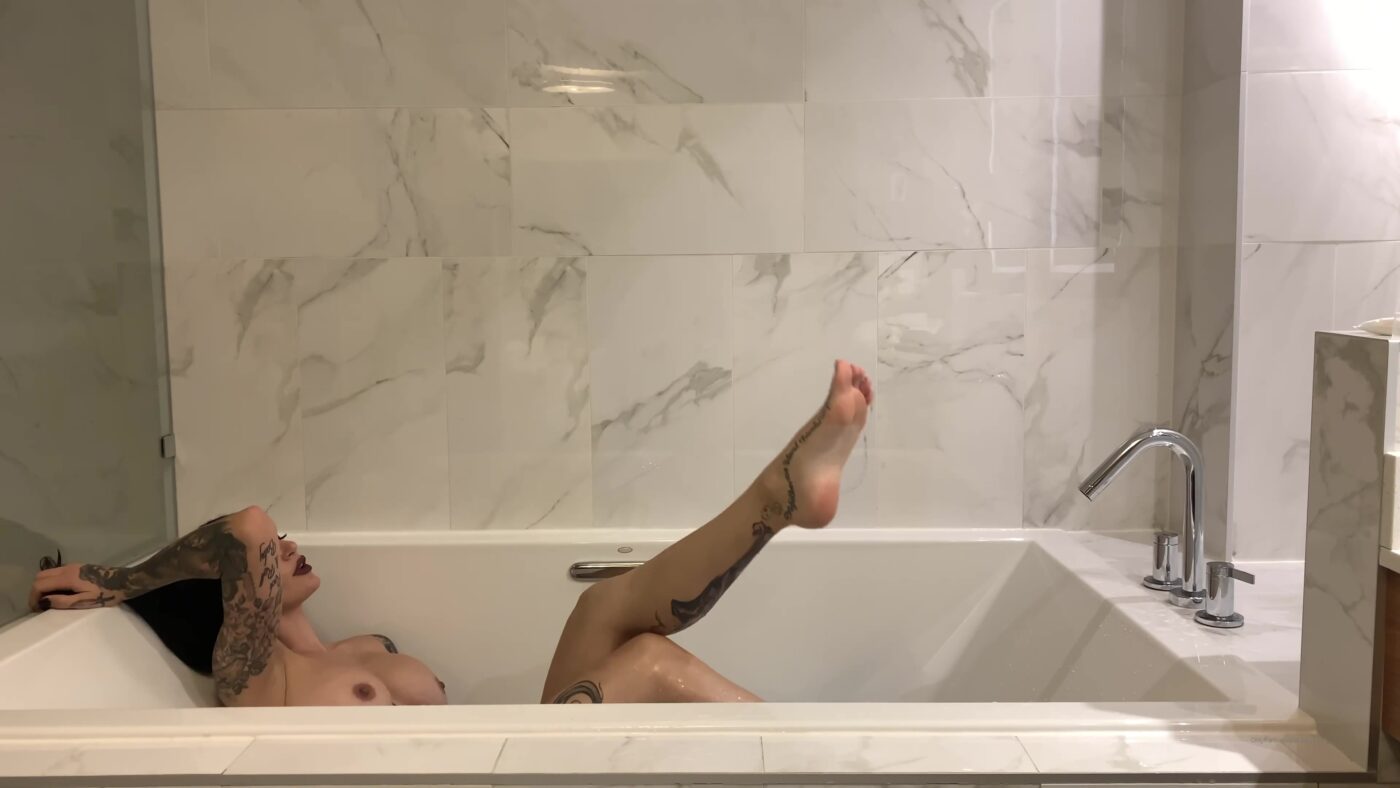 Mistress Damazonia in Massage My Feet While I’m Enjoying My Bath