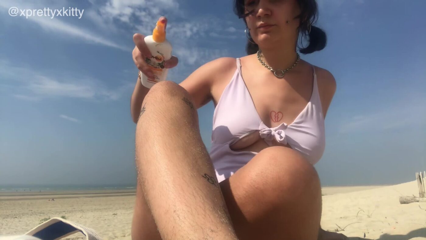 dominatrixvera – Flashing Boobs Play On The Beach