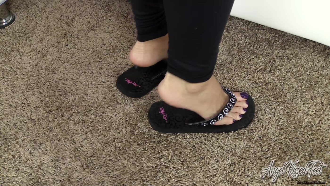 Nikki Ashton – Flip Flop Slapping Feet