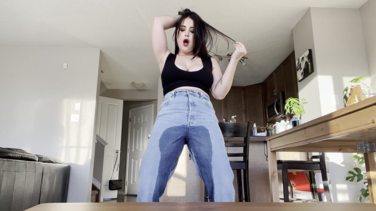 GirlOnTop880 – Peeing In My Jeans Held 8 Hours