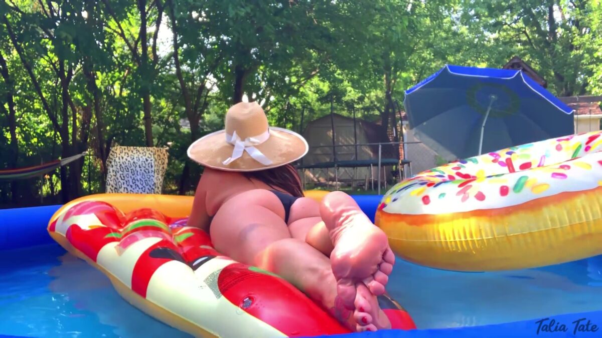 Talia Tate – Pool Inflatable Ignore