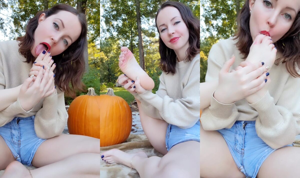 Actress: Thetinyfeettreat. Title and Studio: Outdoor Self Foot Worship With Lipstick