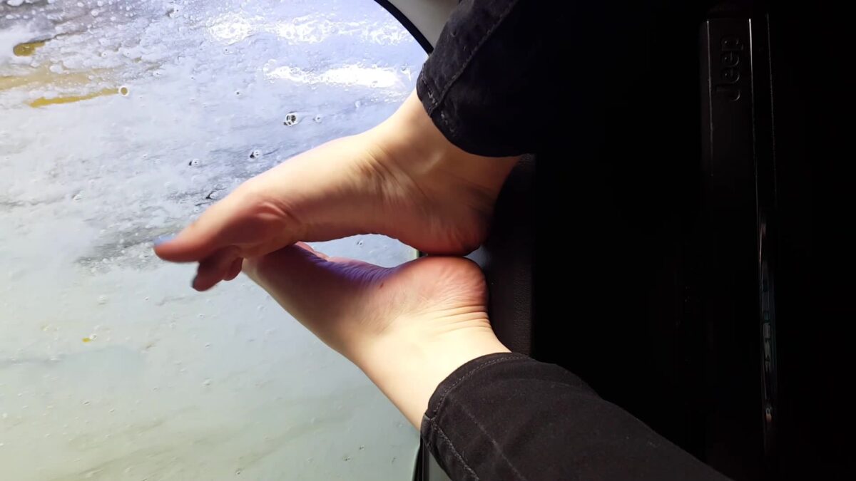 FrostyPrincess – Car Feet