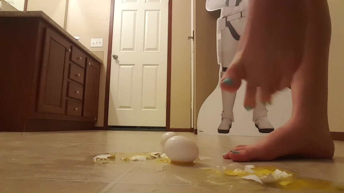 FrostyPrincess – Crushing Eggs