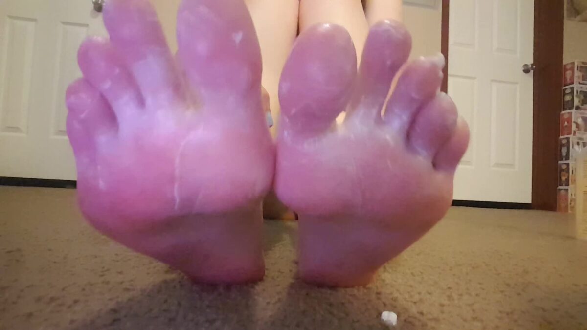 FrostyPrincess – Lotion Feet With Boobies