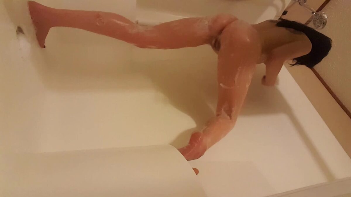 FrostyPrincess – Shaving My Cute Pussy In Shower